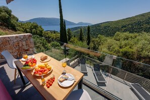 تناول الطعام بالخارج