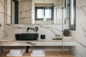 Ducha, secador de pelo, toallas