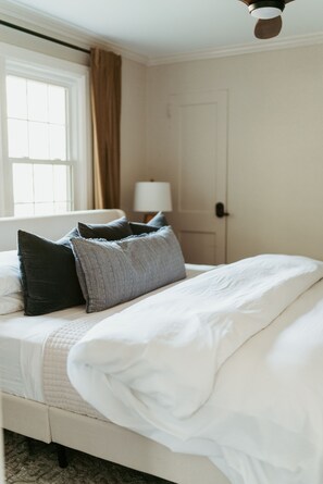 3 bedrooms, iron/ironing board, travel crib, WiFi - Complimentary Golf Cart  - .9 Miles From Square - Hot Tub (Covington)