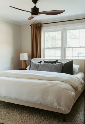 3 bedrooms, iron/ironing board, travel crib, WiFi - Complimentary Golf Cart  - .9 Miles From Square - Hot Tub (Covington)