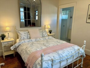 3 bedrooms, iron/ironing board, WiFi, bed sheets - Lambton Park Cottage (Lambton)