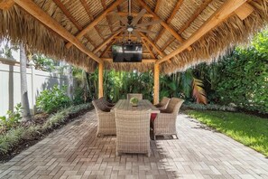 Outdoor dining - 5 mins to Beach ❤🐾No Pet Fee🍹Tiki Hut w/TV ⭐️ Super Comfy Beds (Fort Lauderdale)
