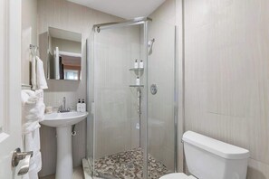 Douche, séchoir à cheveux, serviettes fournies, shampooing