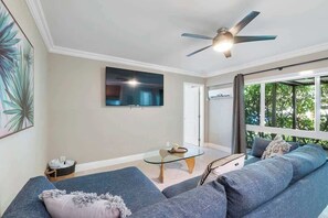 テレビ、書斎 / ワークスペース