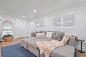 TV, offices - Stress-Free Luxury: Near Beach/Downtown (Fort Lauderdale)