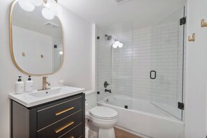 Bruser, hårtørrer, håndklæder