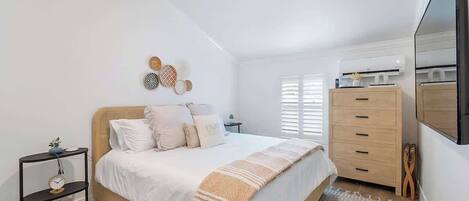 1 habitación, tabla de planchar con plancha, cuna de viaje y wifi