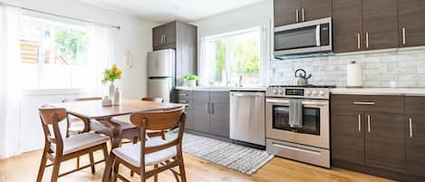 Kjøleskap, mikrobølgeovn, ovn og kokeplater