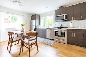 Fridge, microwave, oven, stovetop - 2BR | Fireplace | West Seattle | Sophari Home E (Seattle)