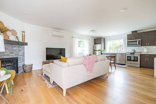 2BR | Fireplace | West Seattle | Sophari Home E