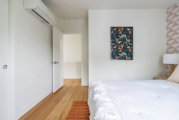 2 bedrooms, travel crib, free WiFi