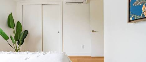 2 bedrooms, travel crib, free WiFi