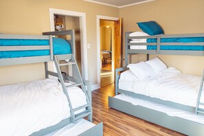 3 bedrooms, WiFi, bed sheets - Lakeside Luxury on Upper & Lower Post Lake Channel (Post Lake)