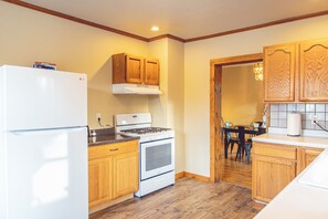 Fridge, microwave, oven, stovetop - Lakeside Luxury on Upper & Lower Post Lake Channel (Post Lake)