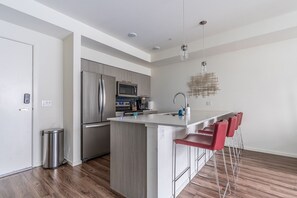 Køleskab, mikrobølgeovn, ovn, kogeplade