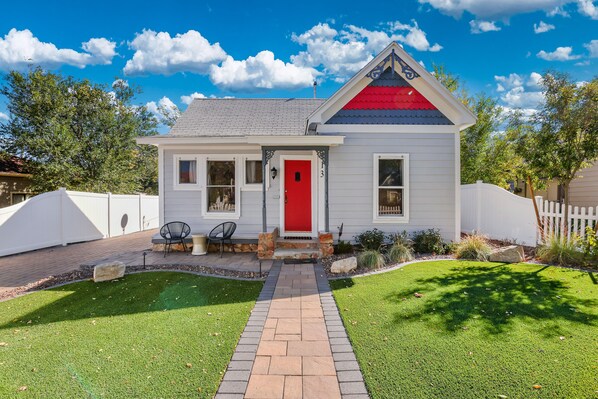 Exterior - Lovingly Restored Cottage in Downtown Prescott Walk to the Courthouse Square (Prescott)