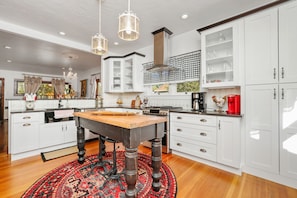 Fridge, microwave, oven, stovetop - Lovingly Restored Cottage in Downtown Prescott Walk to the Courthouse Square (Prescott)