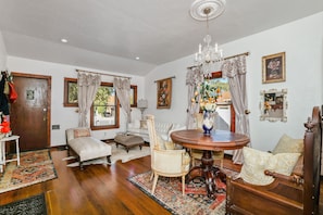 Smart TV - Lovingly Restored Cottage in Downtown Prescott Walk to the Courthouse Square (Prescott)