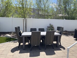 Outdoor dining - Lovingly Restored Cottage in Downtown Prescott Walk to the Courthouse Square (Prescott)