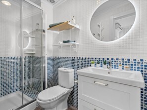 Shower, hair dryer, towels, soap - Elegant and Central Location (Granada)