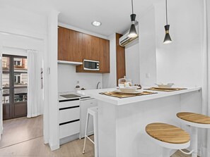 Kylskåp, mikrovågsugn, diskmaskin och kaffe- och tebryggare