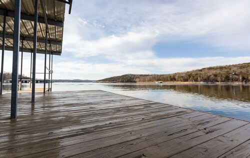 Family Friendly Lake Cabin Near Silver Dollar City With A POOL!