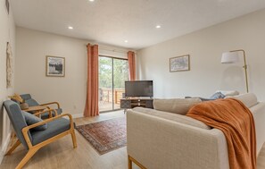 Living area - Family Friendly Lake Cabin Near Silver Dollar City With A POOL! (Reeds Spring)