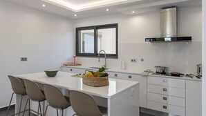 Kaffetrakter/tekoker, kjøleskap, mikrobølgeovn og ovn