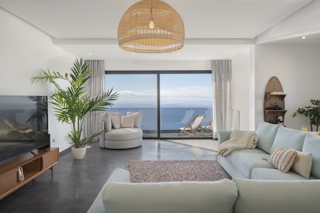 Una televisión, libros. With pool and superb sea view - Villa Candelária