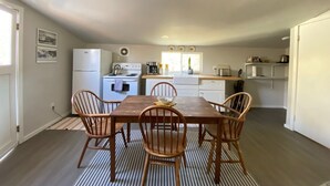Dining - Charming apartment in a country setting (Calistoga)