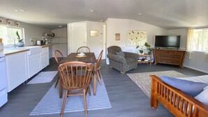 Living area - Charming apartment in a country setting (Calistoga)
