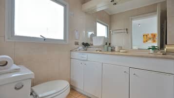 Quarto superior | Banheiro | Chuveiro com efeito de chuva, secador de cabelo, bidê, piso aquecido
