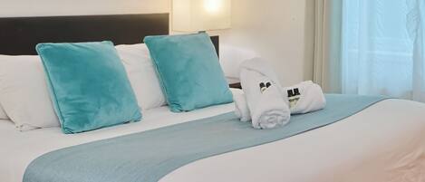 ミニバー、セーフティボックス (室内)、ベビーベッド (無料)、WiFi (無料)