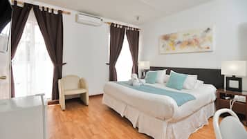 Habitación superior | Minibar, caja de seguridad en la habitación y cunas gratuitas