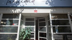 The exterior of Trinidad Boutique hotel with flags of the USA, Brazil, Chile, and Argentina. - Hotel boutique Trinidad (Vina del Mar)