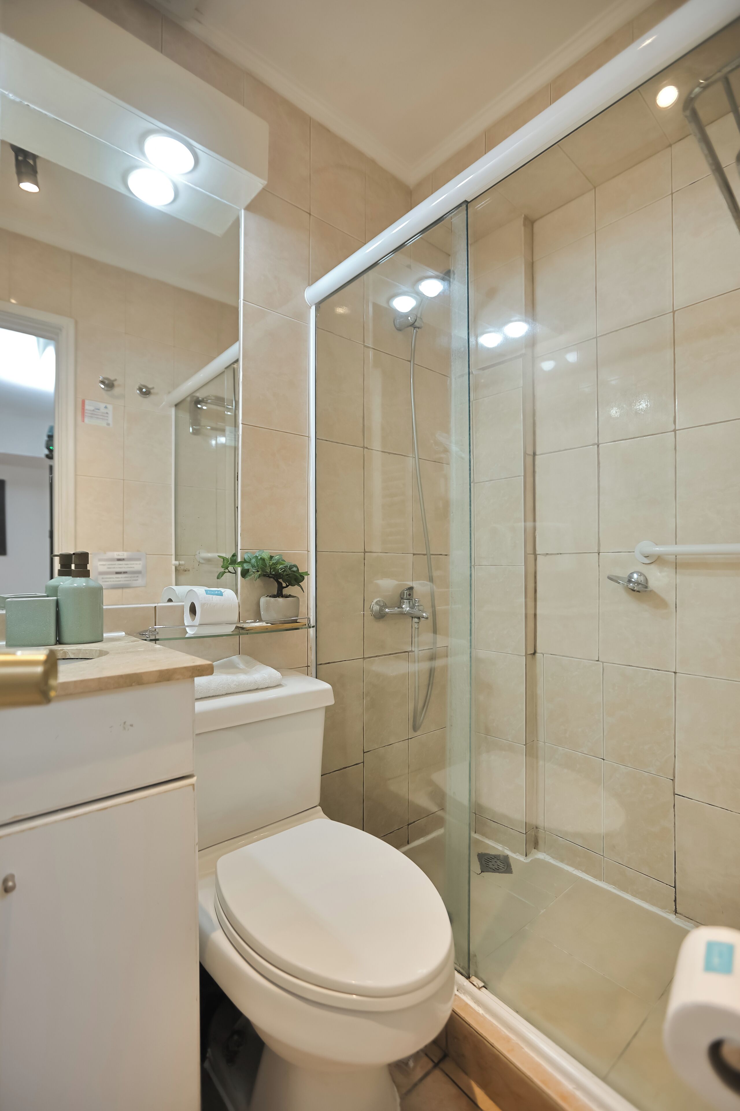 Executive Room | Bathroom | Rainfall showerhead, hair dryer, bidet, heated floors