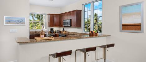 Kylskåp, mikrovågsugn, ugn och diskmaskin