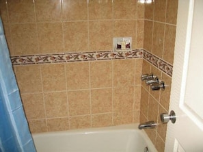 Bathroom - Royal Inn Motel, Compton CA (Compton)