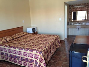 Room - Royal Inn Motel, Compton CA (Compton)