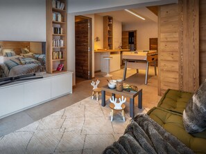 5 bedrooms, iron/ironing board, WiFi, bed sheets