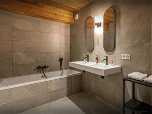 浴缸、風筒、提供毛巾