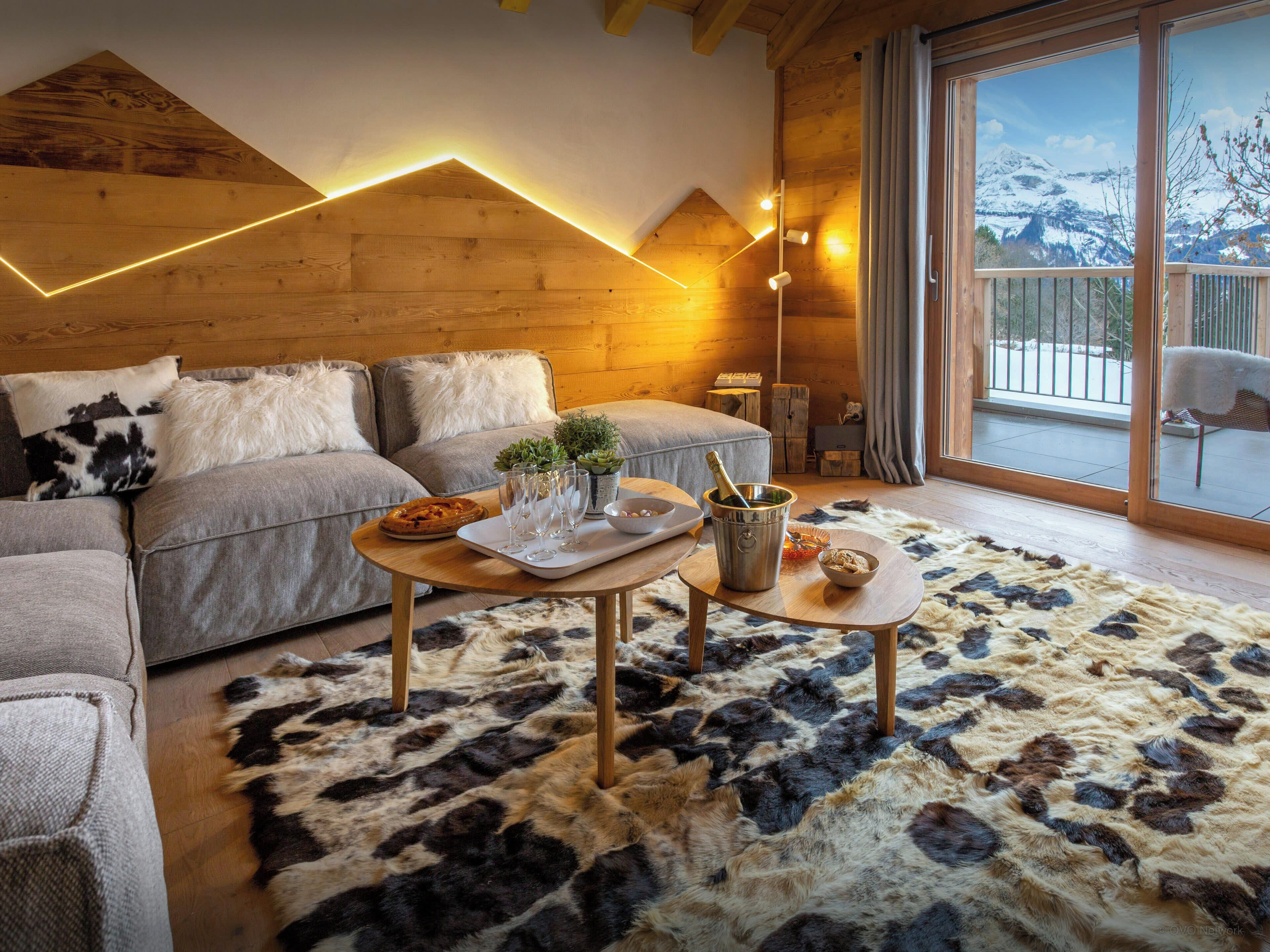 Télévision, cheminée, chaîne hi-fi