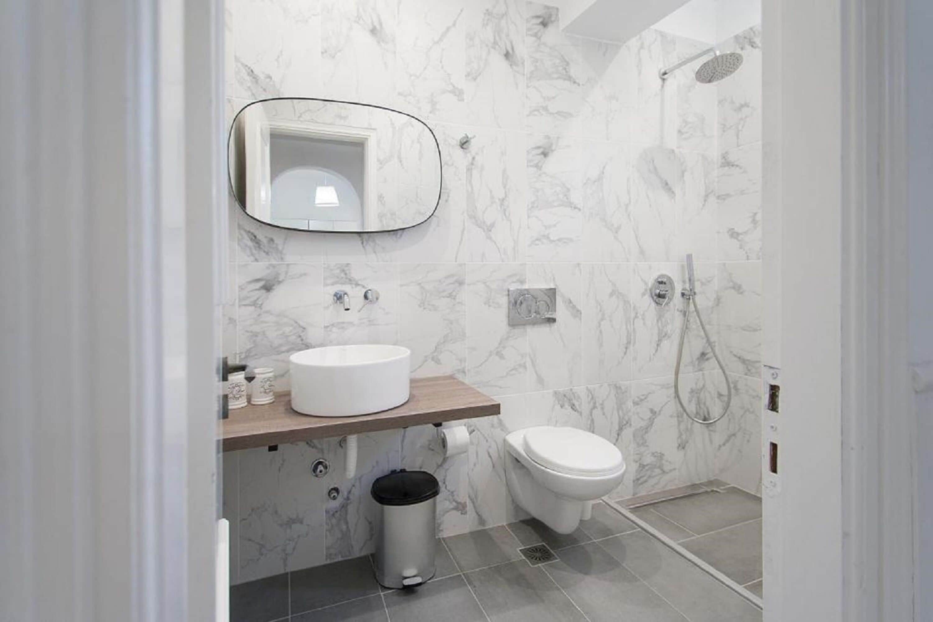 Two-Bedroom Apartment | Banheiro | Chuveiro, toalhas de banho, papel higiênico 