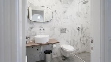 Two-Bedroom Apartment | Banheiro | Chuveiro, toalhas de banho, papel higiênico