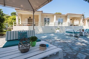 Front of property - Alexia studios (Skiathos)