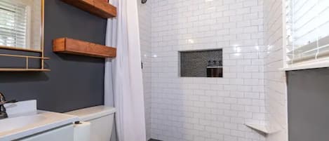 Dusche, Haartrockner, Bidet, Handtücher