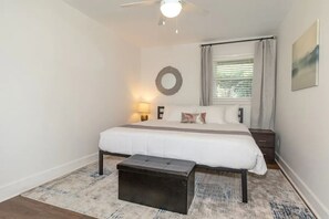 4 slaapkamers, een strijkplank/strijkijzer, reisbedje, gratis wifi