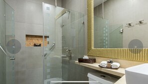 Junior Studio Suite | Bathroom | Shower, free toiletries, hair dryer, towels
