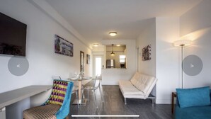 Junior Studio Suite | Living area | 24-inch flat-screen TV with cable channels, TV - Royal1 (Kissimmee)