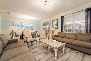 TV, video games, offices - Massive 9BR Villa •Home Theater, Pool •Sleeps 16+ (Davenport)